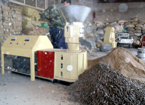 山東有機肥造粒機廠及其翻堆機產(chǎn)品介紹